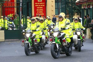 Khi gặp các xe được quyền ưu tiên đang phát tín hiệu ưu tiên đi làm nhiệm vụ phải khẩn trương nhường đường, chủ động đi vào các đường tránh gần nhất hoặc dừng hẳn lại nhường đường cho đoàn xe ưu tiên đi qua.