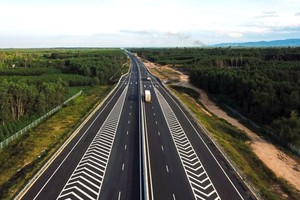 Một đoạn cao tốc Đà Nẵng - Quảng Ngãi qua địa phận tỉnh Quảng Nam.