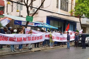 Người dân tụ tập trước Công ty Bách Đạt An để khiếu nại. Ảnh: Đoàn Nguyên.