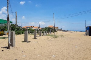 Đất ven biển ở thị trấn Hòa Hiệp Trung, H. Đông Hòa (Phú Yên) từng rất “nóng” vào năm 2018, nhưng nay không còn ai hỏi mua - Ảnh: DUY THANH