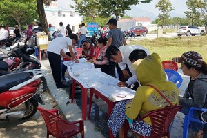 Mua bán đất diễn ra sôi động trên lề đường ở Đà Nẵng - Ảnh: HỮU KHÁ