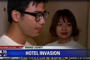 Bản tin của Đài truyền hình Fox về hai du khách Việt tóm kẻ lạ mặt nghi là trộm - Ảnh chụp màn hình