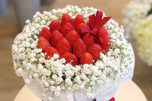 Những bó hoa ăn được có giá tiền triệu hút khách trước lễ 8/3.