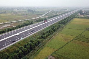 Do cả 3 khoản hỗ trợ chưa tới tay, nên chủ dự án cao tốc Hà Nội - Hải Phòng vẫn phải trả nợ lãi phát sinh với các khoản này với lãi suất 10%/năm. Ảnh: Mạnh Thắng