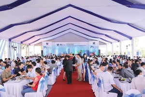 Chủ đầu tư giới thiệu căn hộ mẫu của Dự án. Ảnh: G.H