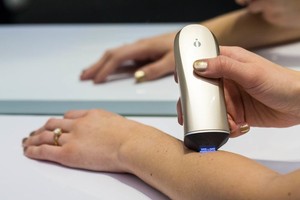 Thiết bị cầm tay có thể in sản phẩm chống lão hóa trên da người dùng