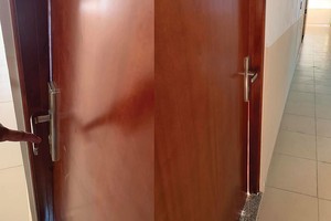 Những mảng xi măng bị bong tróc, thang máy bị hư hỏng nhưng không được sửa chữa.