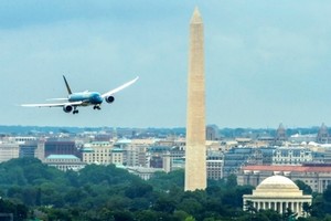 Máy bay Boeing 787-9 của Vietnam Airlines hạ cánh tại sân bay Ronald Regan, sau khi bay qua Tháp bút chì là biểu tượng của Thủ đô Washington (Mỹ)