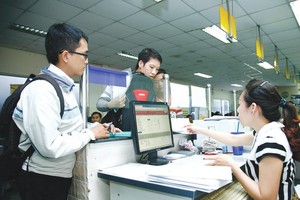 Khách đến làm thủ tục đăng ký kinh doanh tại Sở Kế hoạch và Đầu tư TP.HCM.