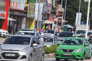 Việc định danh xe vận tải hành khách dưới 9 chỗ ngồi ứng dụng công nghệ đến nay vẫn còn nhiều quan điểm khác nhau. Ảnh: Đức Thanh