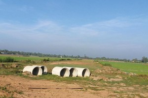 Cao tốc Trung Lương - Mỹ Thuận vẫn ngổn ngang.