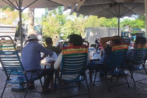 Các cò đất địa phương thường tập trung thành một nhóm túc trực tại các quán cafe ven đường để mời chào khách. Ảnh: Trọng Tín