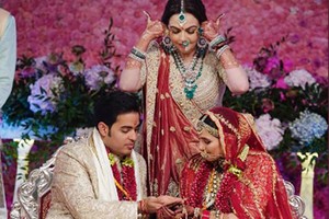 Bà Nita Ambani cùng con trai Akash Ambani và con dâu Shloka Mehta tại hôn lễ hồi đầu tháng. Ảnh: Instagram