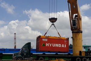 Việc thu phí, lệ phí, các khoản thuế bằng chuyển khoản không ảnh hưởng đến hoạt động xuất nhập khẩu - Ảnh: L.THANH