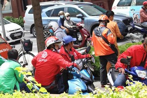 Tài xế Grab và Go-Viet tại TP.HCM. Ảnh: Phúc Minh.