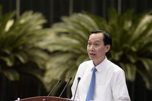 Phó chủ tịch UBND TP.HCM Lê Thanh Liêm báo cáo tình hình thực hiện nhiệm vụ kinh tế xã hội - Ảnh: TỰ TRUNG