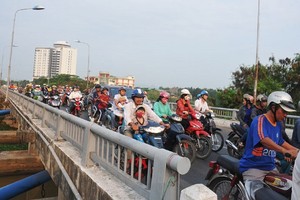 Quốc lộ 25 điểm đầu tại Phú Yên với khổ đường hẹp đang như nút thắt cổ chai vào TP. Tuy Hòa nên thường xuyên xảy ra ùn tắc