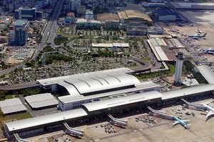 Hiện nay, Bộ GTVT đang giao Cục Hàng không Việt Nam đánh giá vai trò và nguồn lực của ACV trong việc đầu tư phát triển các cảng hàng không; nghiên cứu kinh nghiệm quốc tế về xã hội hóa đầu tư; căn cứ điều kiện thực tế của Việt Nam để xây dựng “Định hướng xã hội hóa đầu tư xây dựng công trình kết cấu hạ tầng hàng không” để trình Thủ tướng Chính phủ xem xét, ban hành quyết định làm cơ sở thực hiện.