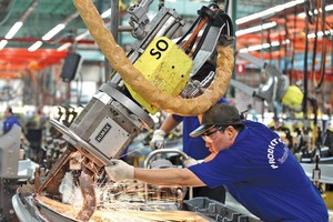 Sản xuất tại Công ty Mercedes-Benz Việt Nam. Ảnh: Lê Toàn