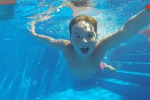 Hệ thống theo dõi sự an toàn cho trẻ em trong hồ bơi