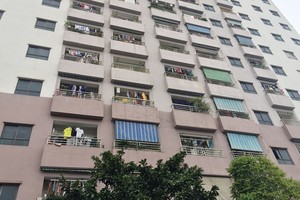 Các tòa chung cư ở Linh Đàm đã chủ động lắp lưới bảo vệ sau hàng loạt vụ tai nạn thương tâm xảy ra