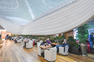 Khám phá phòng chờ hạng thương gia ở sân bay lớn nhất thế giới