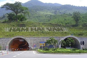 Hầm lánh nạn Hải Vân được CTCP Đèo Cả mở rộng thành hầm đường chính theo hình thức PPP, loại hợp đồng BOT.