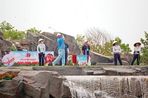 Hố golf đặc biệt số 19 sân Kings Course với cú đánh từ đỉnh thác xuống green giữa hồ tiếp tục là thử thách thú vị đối với các golf thủ tại giải đấu năm nay.
