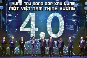 Thủ tướng Nguyễn Xuân Phúc cùng các đại biểu thực hiện nghi thức công bố sáng kiến Mạng lưới đổi mới sáng tạo Việt Nam. Ảnh: VGP