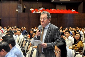 Ông Rien Vandeven, Giám đốc điều hành cảng của Tập đoàn Rent A Port - chủ đầu tư của cả 2 khu công nghiệp Bắc Tiền Phong và Nam Tiền Phong tại thị xã Quảng Yên có ý kiến tại Hội nghị. Ảnh: baoquangninh.com.vn