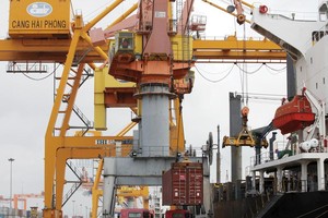 Thặng dư thương mại lớn với Mỹ là một trong 3 tiêu chuẩn để Mỹ xác định hành vi thao túng tiền tệ. Trong ảnh: Làm hàng tại cảng Hải Phòng. Ảnh: Đ.T