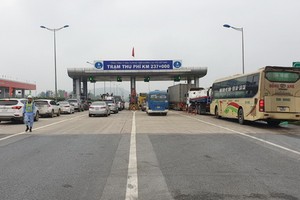 Trong khi chờ khắc phục xong sự cố, hiện công tác thu tiền, bán vé tại Trạm thu phí Km237 tuyến cao tốc Nội Bài – Lào Cai được thực hiện thủ công, vé giấy.