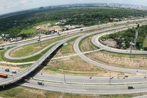 Nhiều cò đất lợi dụng các công trình hạ tầng để tạo sốt đất. Ảnh: Lê Toàn