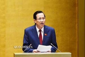 Bộ trưởng Bộ Lao động, Thương binh và Xã hội Đào Ngọc Dung trình bày dự thảo Luật Lao động (sửa đổi)