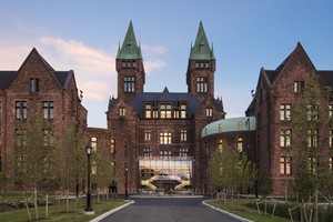 Hotel Henry: Hồi sinh lộng lẫy