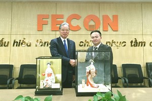 Ông Phạm Việt Khoa, Chủ tịch FECON (bên phải) và ông Kazuo Suzuki, Chủ tịch Tập đoàn Raito Kogyo bắt tay ghi dấu cho sự hợp tác giữa hai bên