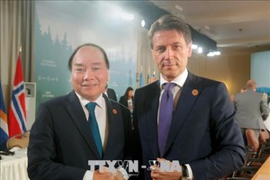 Thủ tướng Nguyễn Xuân Phúc gặp Thủ tướng Italy Giuseppe Conte trong chương trình tham dự Hội nghị Thượng đỉnh Nhóm các nước công nghiệp phát triển hàng đầu thế giới (G7) mở rộng và thăm Canada, ngày 9/6/2018, tại thành phố Charlevoix, Canada (Ảnh: TTXVN)
