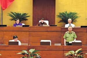 Bộ trưởng Bộ Công an Tô Lâm trả lời chất vấn của các đại biểu Quốc hội hôm qua (4/6).