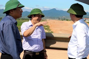 Thứ trưởng Bộ KH&ĐT Nguyễn Đức Trung kiểm tra thực địa công trình đường nối cầu Nhật Lệ 2 với đường Hồ Chí Minh.