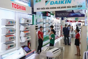 Các gian hàng bán điều hòa, quạt làm mát những ngày vừa qua luôn tấp nập khách hàng.  