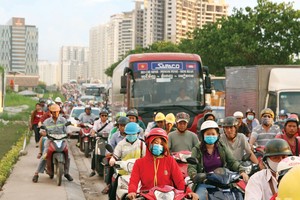 Đường Nguyễn Hữu Thọ, quận 7 trong tình trạng kẹt xe thường xuyên