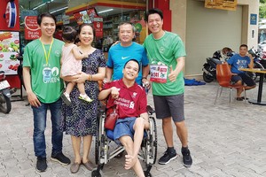 Ông Ngô Quang Phúc, Tổng giám đốc Phú Đông Group bên cạnh những cư dân tại chung cư của mình. Ảnh: Gia Huy