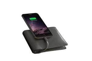 Ví tiền có thể sạc điện thoại