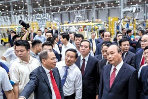 Ông Phạm Nhật Vượng giới thiệu Nhà máy Sản xuất ô tô VinFast với Thủ tướng Chính phủ Nguyễn Xuân Phúc và các quan khách.