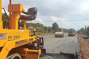 Dự án mới hoàn thiện 10/83 km, 73 km còn lại mới xong nền đường, nên chưa thể đưa vào khai thác. Ảnh: Anh Minh