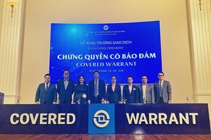 Bà Phạm Minh Hương - Chủ tịch kiêm tổng Giám đốc VNDIRECT (thứ ba từ trái sang) rung chuông khai trương giao dịch Chứng quyền có bảo đảm tài sàn HOSE