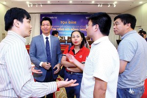 Nhiều cư dân còn nán lại sau tọa đàm để tiếp tục trao đổi với các diễn giả. Ảnh: Lê Toàn