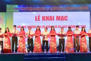 Các đại biểu cắt băng khai mạc hội chợ.