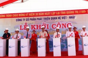 Các đại biểu ấn nút khởi công dự án.