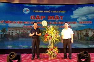 Chủ tịch HĐQT, Tổng giám đốc Tập đoàn Thái Bình Seed Trần Mạnh Báo tặng hoa chúc mừng Chủ tịch UBND thành phố Thái Bình Nguyễn Ngọc Ý nhân gặp mặt kỷ niệm 65 năm Ngày giải phóng thị xã, 15 năm thành lập Thành phố Thái Bình.